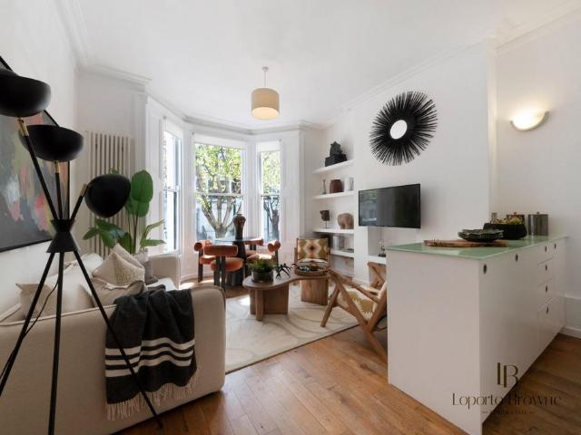 Flat for sale in North Kensington, Greater London