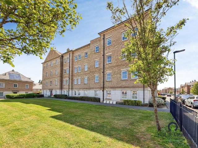 Flat for sale in Slade Green, Greater London