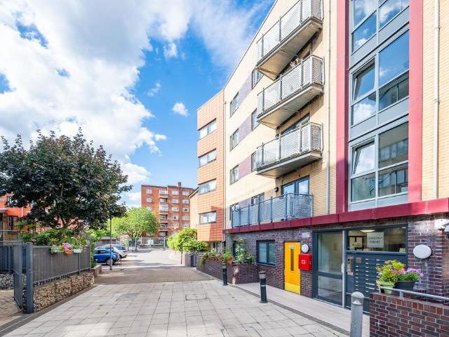 Flat for sale in Hoxton, Greater London