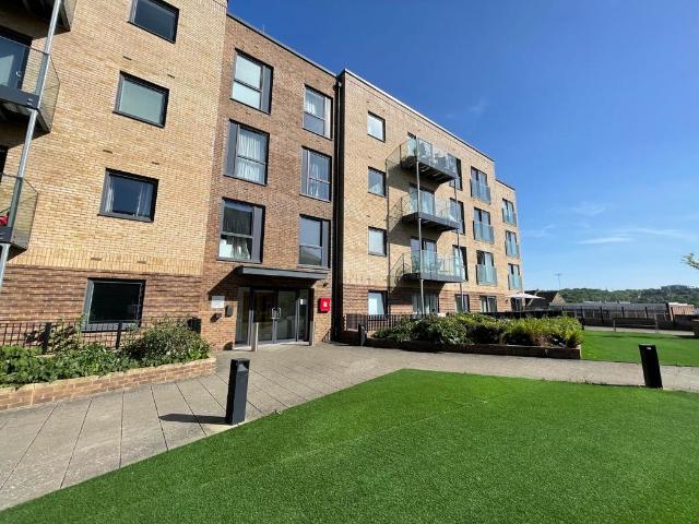 Flat for sale in Spring Park, Luton