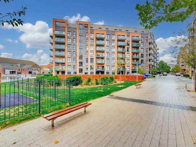 Flat for sale in Langley Square, Dartford