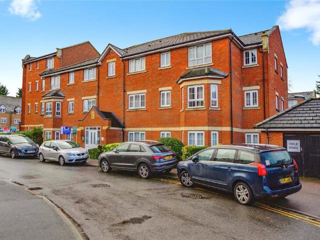 Flat for sale in Dunstable, Bedfordshire