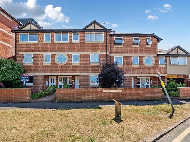 Flat for sale in Slough, Myrke