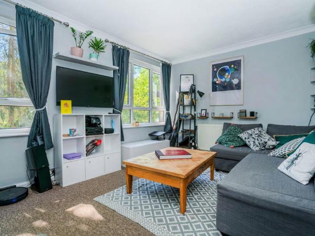 Flat for sale in Hampton Wick, Greater London