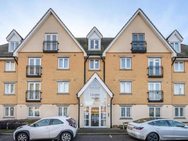 Flat for sale in London Borough of Hounslow, Greater London