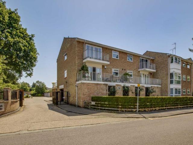 Flat for sale in Bushey Heath, Hertfordshire