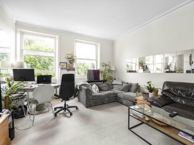 Flat for sale in Earl's Court, Greater London