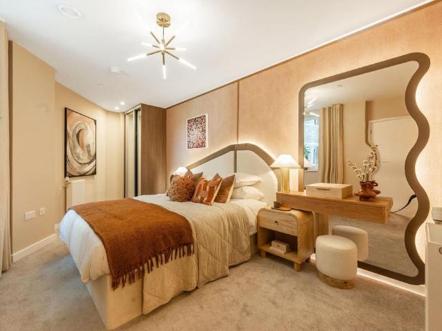 Flat for sale in London Borough of Ealing, Greater London