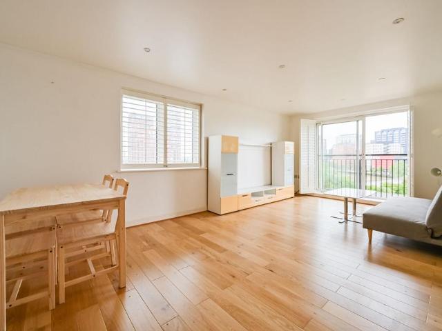 Flat for sale in Virginia Quay, Blackwall