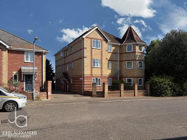 Flat for sale in Hythe, Fordham Heath