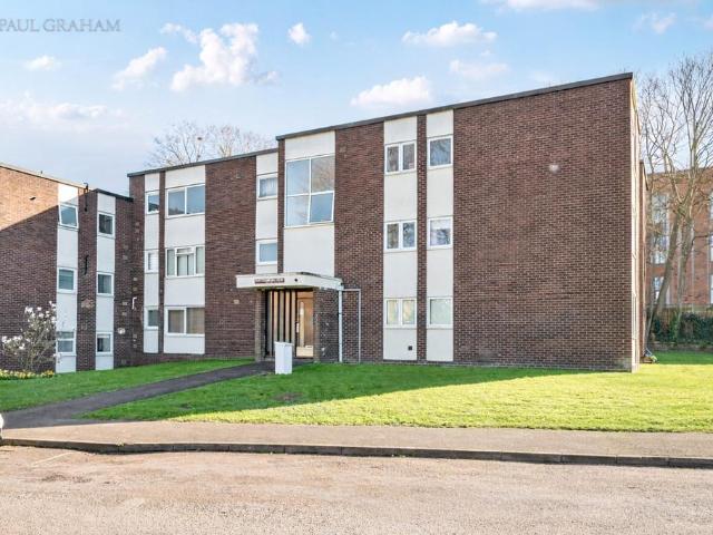 Flat for sale in Carshalton-on-the-Hill, Greater London