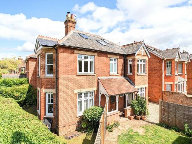Flat for sale in Horsell, Woking