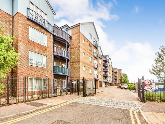Flat for sale in Grays, Essex
