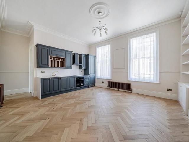 Flat for sale in Clapham Junction, Greater London