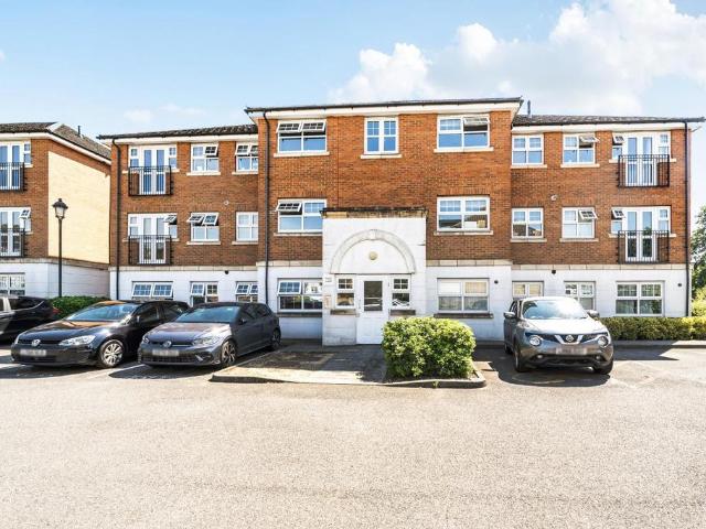 Flat for sale in Mill Hill, Greater London