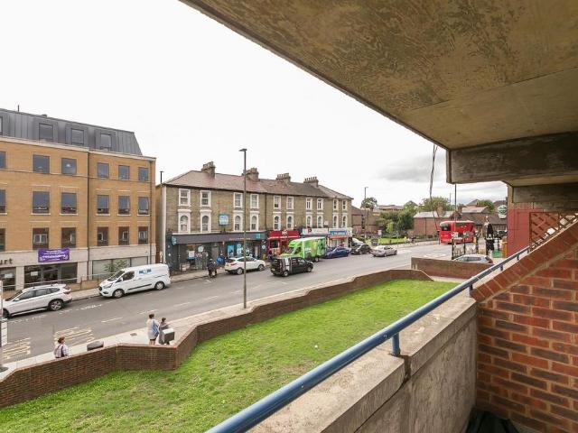 Flat for sale in Hendon, Greater London