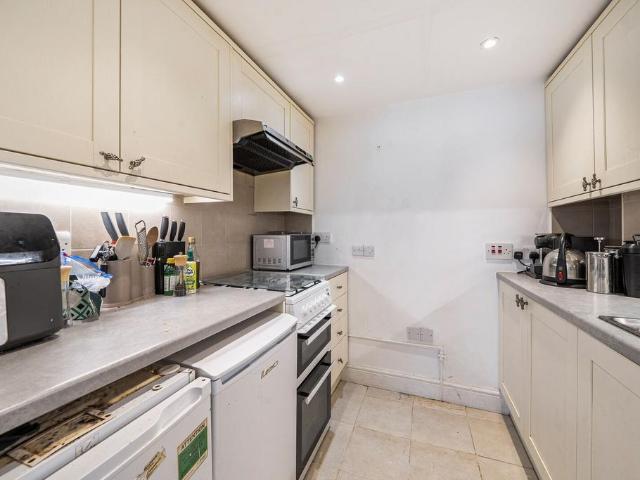 Flat for sale in Earl's Court, Greater London
