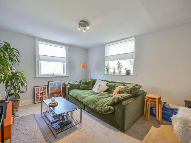 Flat for sale in Stroud Green, Greater London