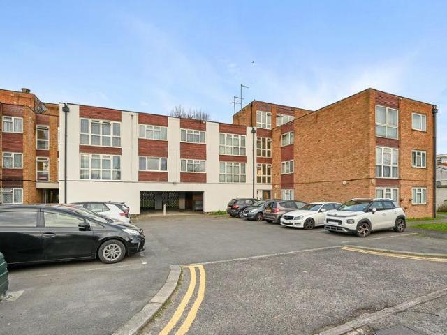Flat for sale in Harrow Weald, Greater London