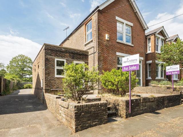 Flat for sale in Horsham, West Sussex