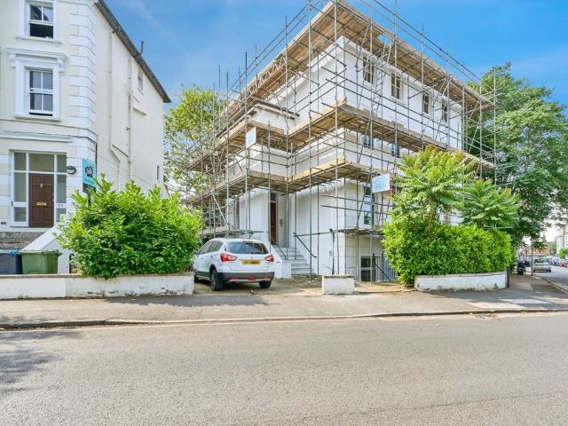 Flat for sale in Surbiton, Greater London