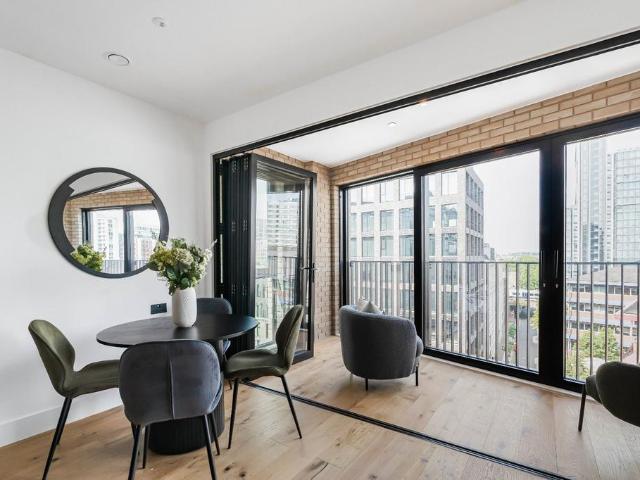 Flat for sale in Vauxhall, Greater London