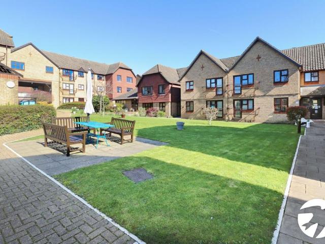 Flat for sale in Lessness Heath, Greater London