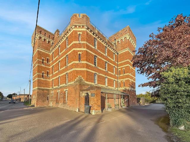 Flat for sale in Roundway, Devizes
