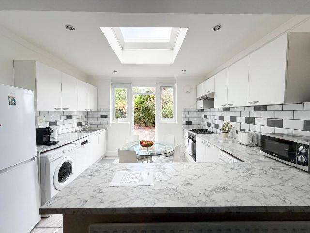 Flat for sale in Childs Hill, Greater London