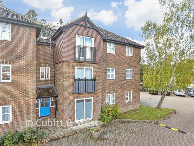 Flat for sale in Pound Hill, Crawley