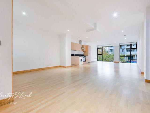 Flat for sale in Old Ford, Bow