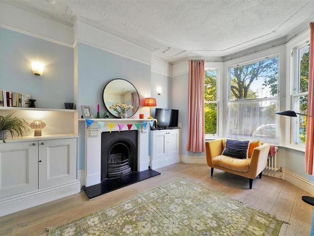 Flat for sale in Brondesbury, Greater London