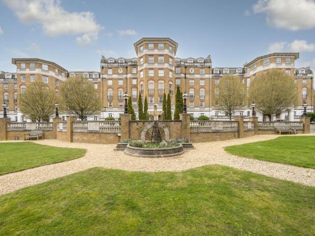 Flat for sale in Southfields, Greater London