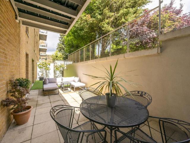 Flat for sale in Putney, Greater London