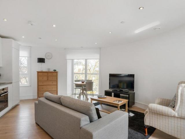 Flat for sale in Clapham, Greater London