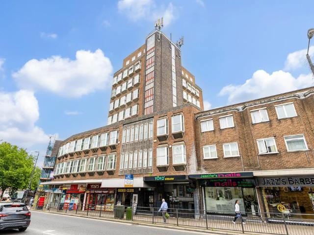 Flat for sale in Little Stanmore, Greater London