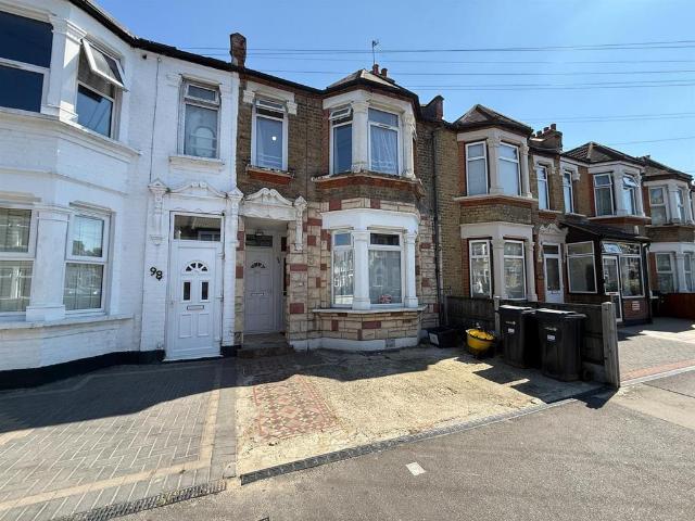 Flat for sale in Loxford, Seven Kings