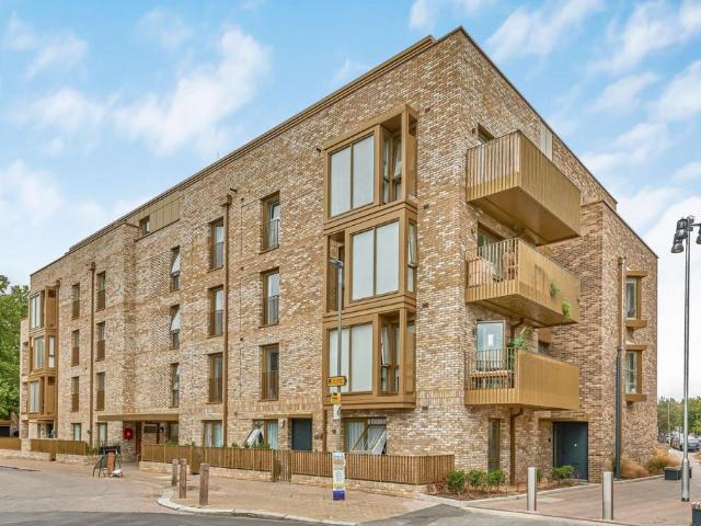 Flat for sale in London Borough of Wandsworth, Greater London