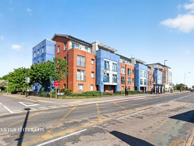 Flat for sale in Rosehill, Greater London