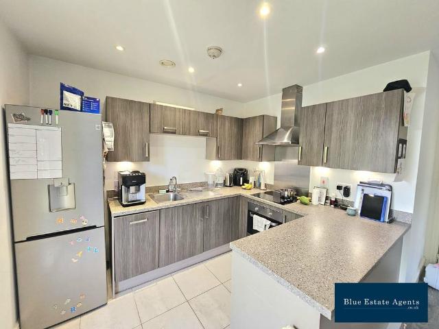 Flat for sale in London Borough of Hounslow, Greater London