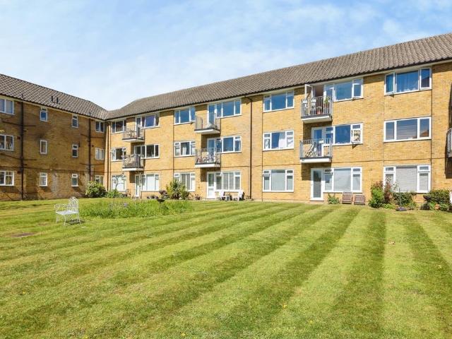 Flat for sale in Fole, Surrey