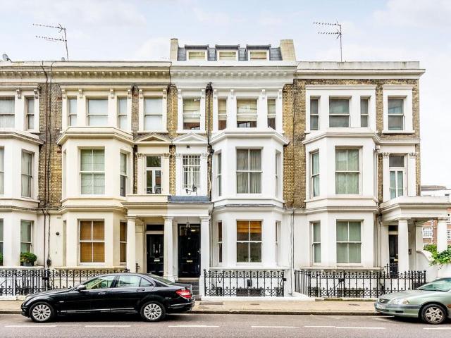 Flat for sale in Brompton, Greater London