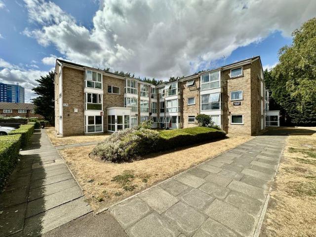 Flat for sale in Leagrave, Luton