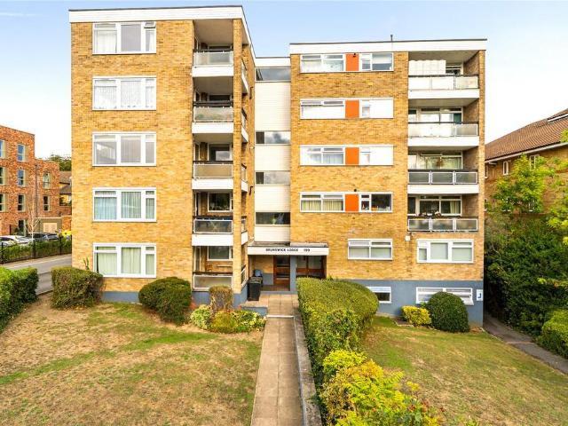 Flat for sale in Oakhill, Greater London