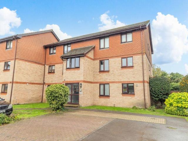 Flat for sale in Southlea, Datchet