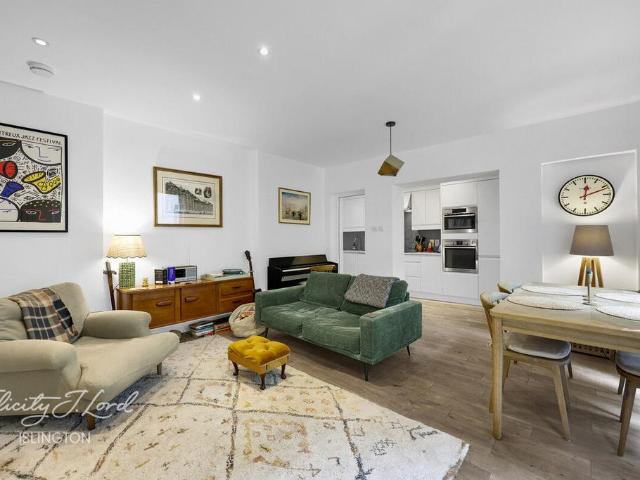 Flat for sale in Highbury, Greater London