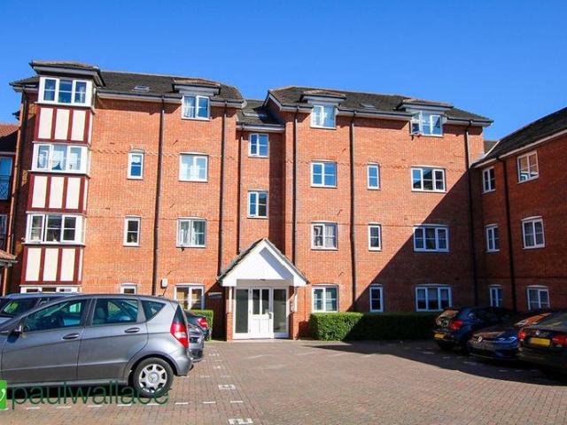 Flat for sale in Broxbourne, Hertfordshire