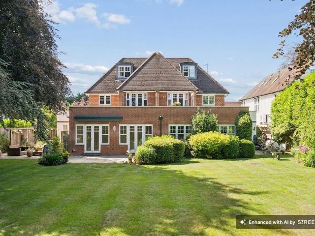 Flat for sale in Beaconsfield, Knotty Green