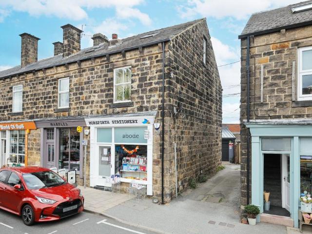 Flat for sale in Farsley, West Yorkshire