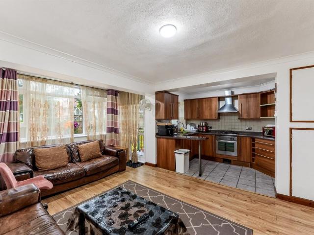 Flat for sale in Southfields, Greater London